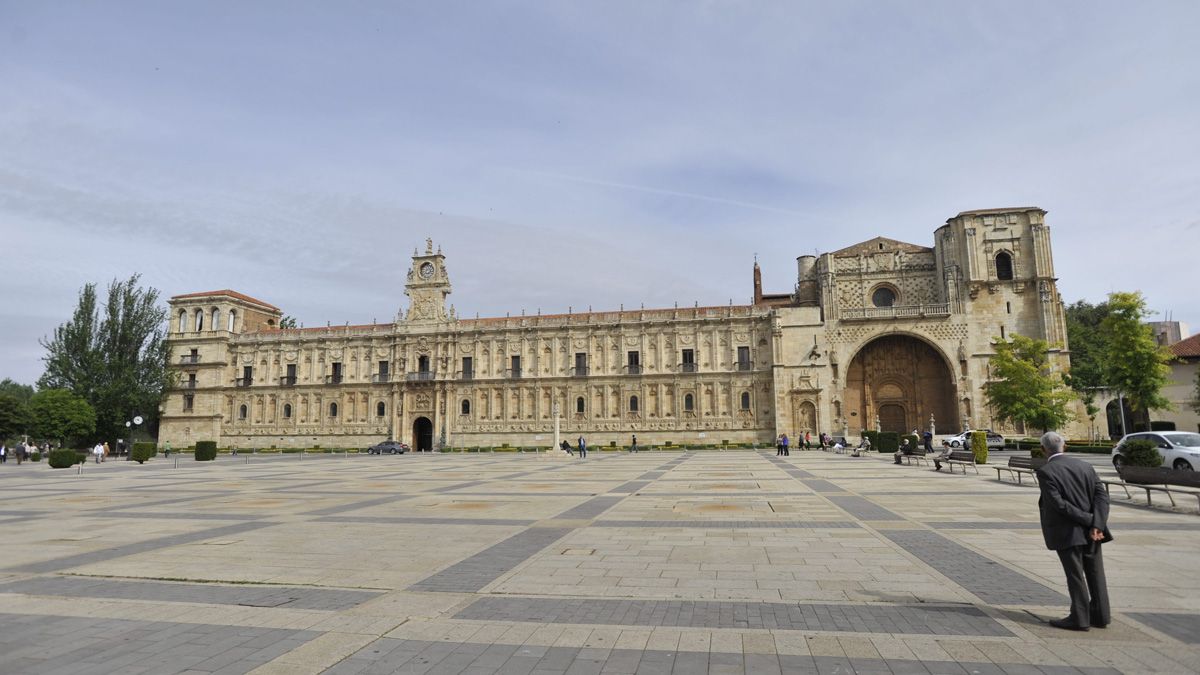 La fachada principal del Parador será restaurada por 1,7 millones. | DANIEL MARTÍN