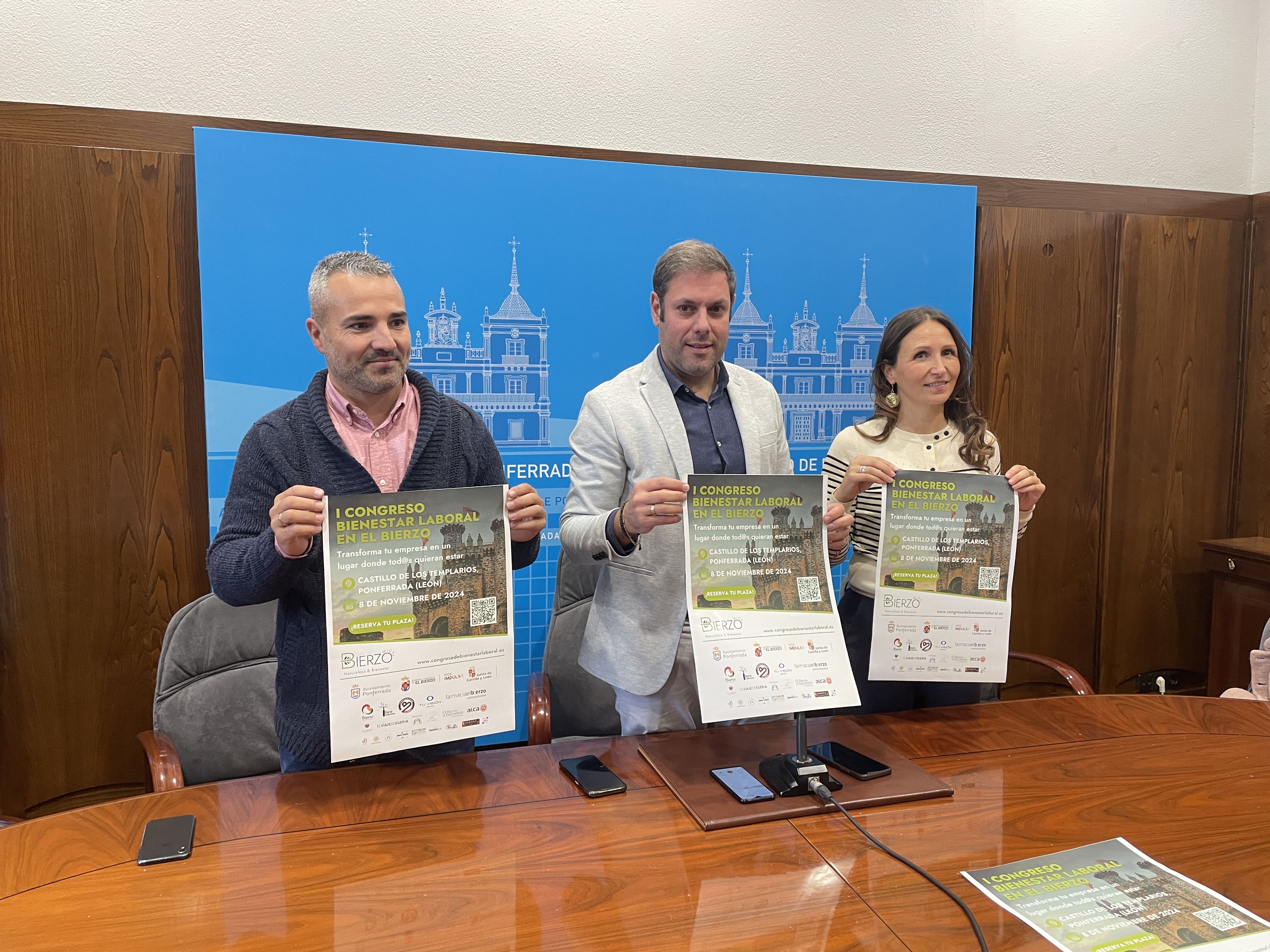 David Pacios, Iván Alonso y Soraya Manzano presentan el primer Congreso de Bienestar Laboral en el Bierzo. | JAVIER FERNÁNDEZ