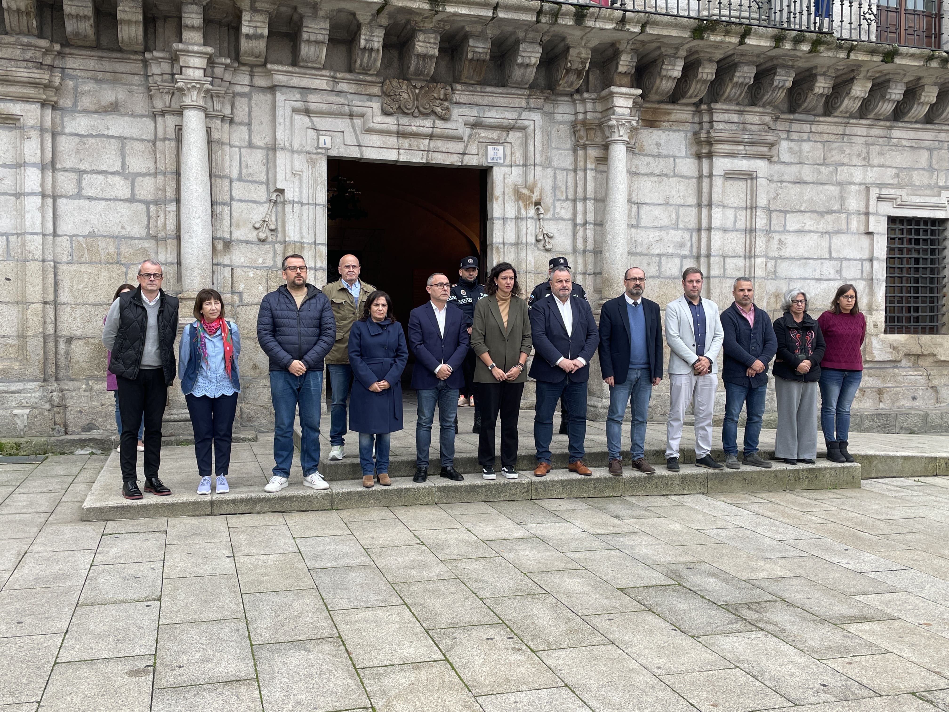 Minuto de silencio guardado a las puertas del Ayuntamiento de Ponferrada. | JAVIER FERNÁNDEZ