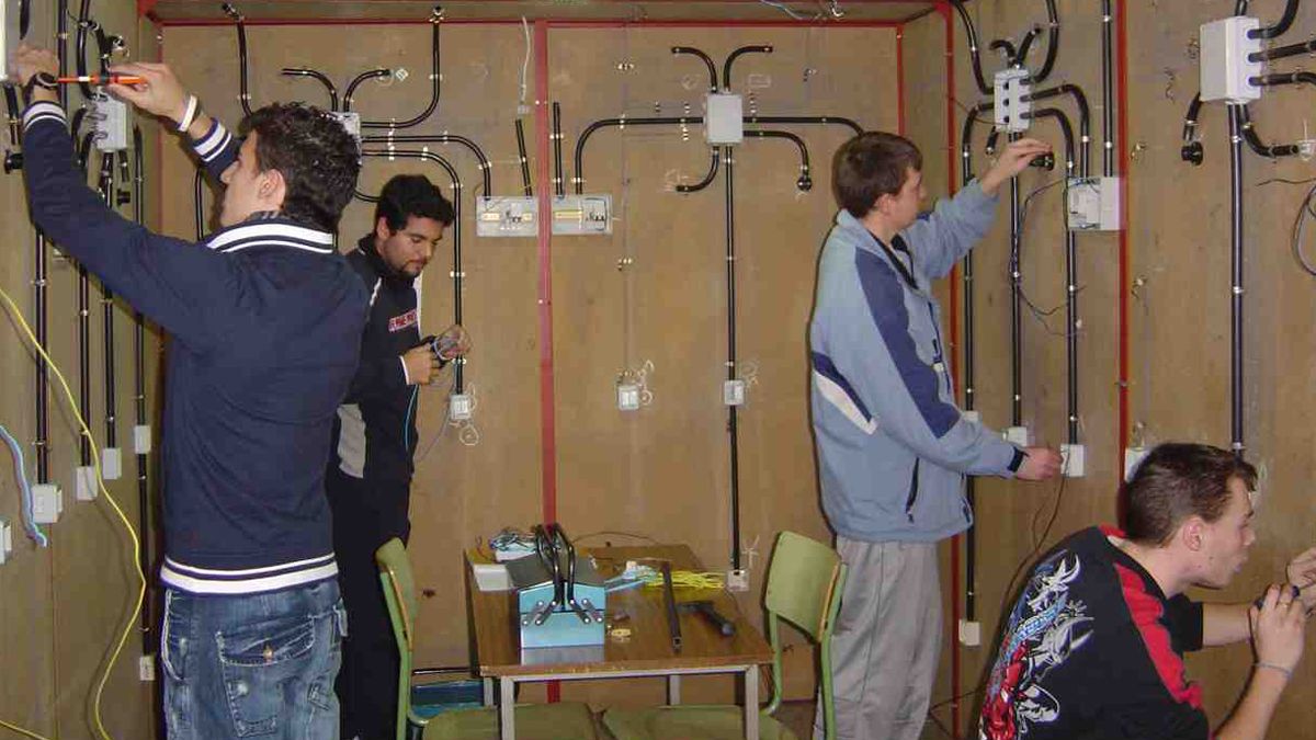 Alumnos de instalaciones electrotécnicas de Fundación Endesa y Cáritas.