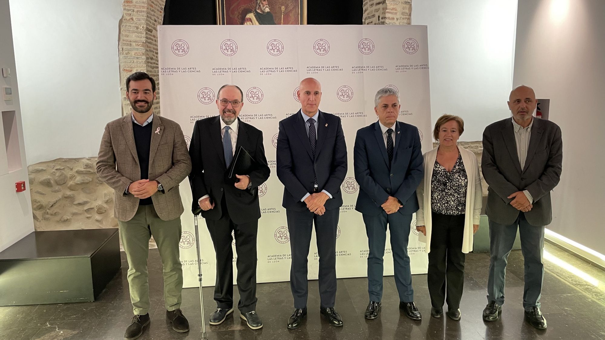 Miembros del gobierno local, la Junta y la Universidad de León y director de la Academia de las Artes, las Letras y las Ciencias de León en la inauguración de Quimeras. Miembros del gobierno local, la Junta y la Universidad de León y director de la Academia de las Artes, las Letras y las Ciencias de León en la inauguración de Quimeras.