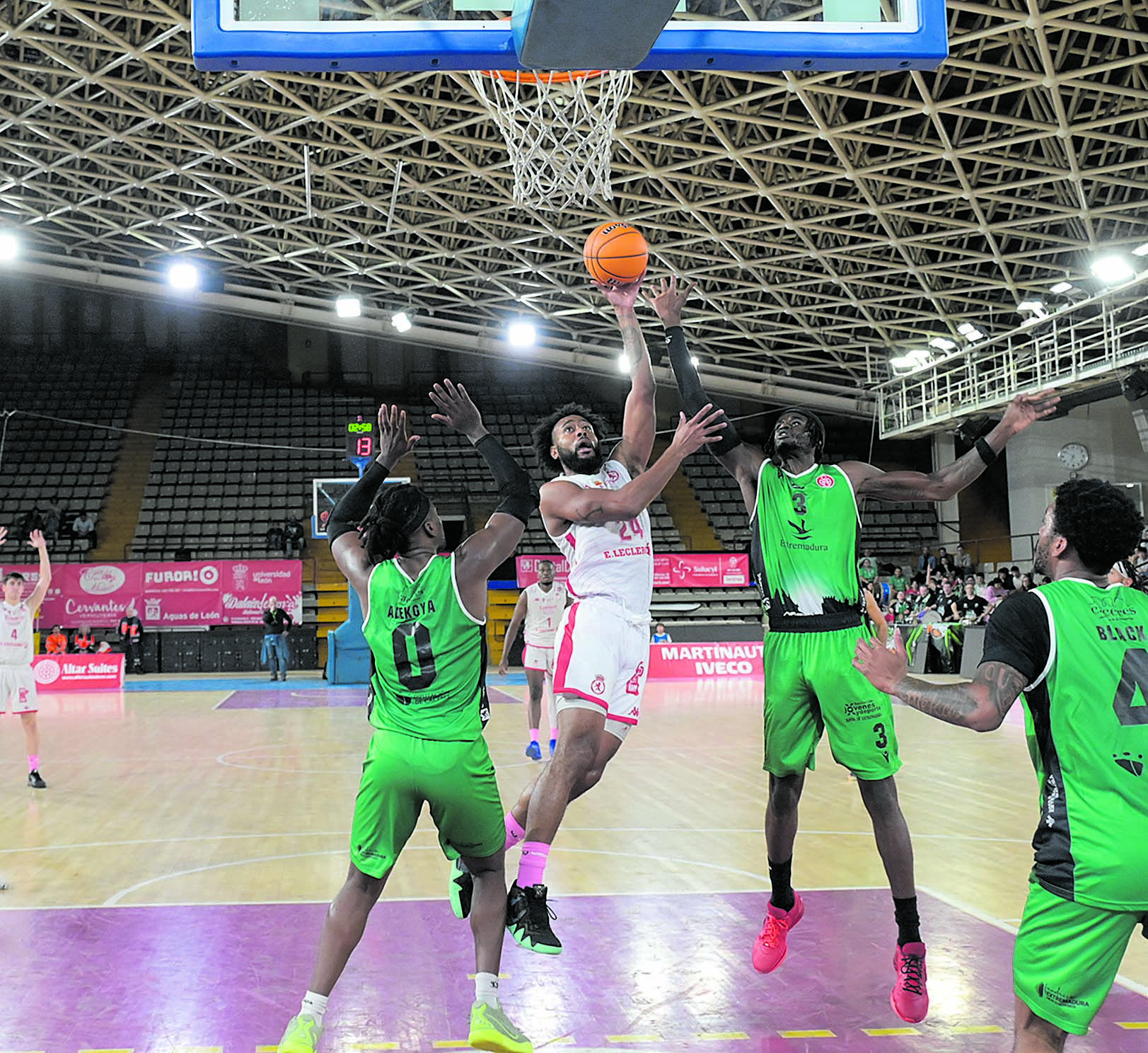 Kellier busca una canasta. | MAURICIO PEÑA