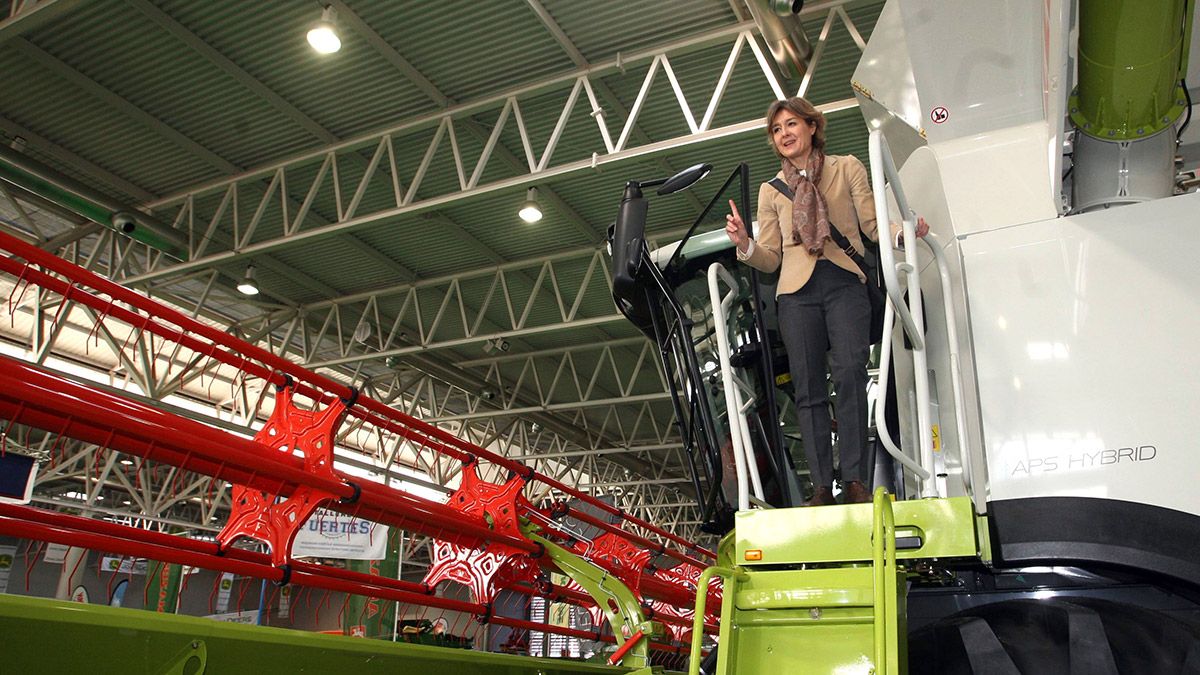 La ministra de Agricultura, Alimentación y Medio Ambiente, Isabel García Tejerina, en una cosechadora de la exposición. | ICAL