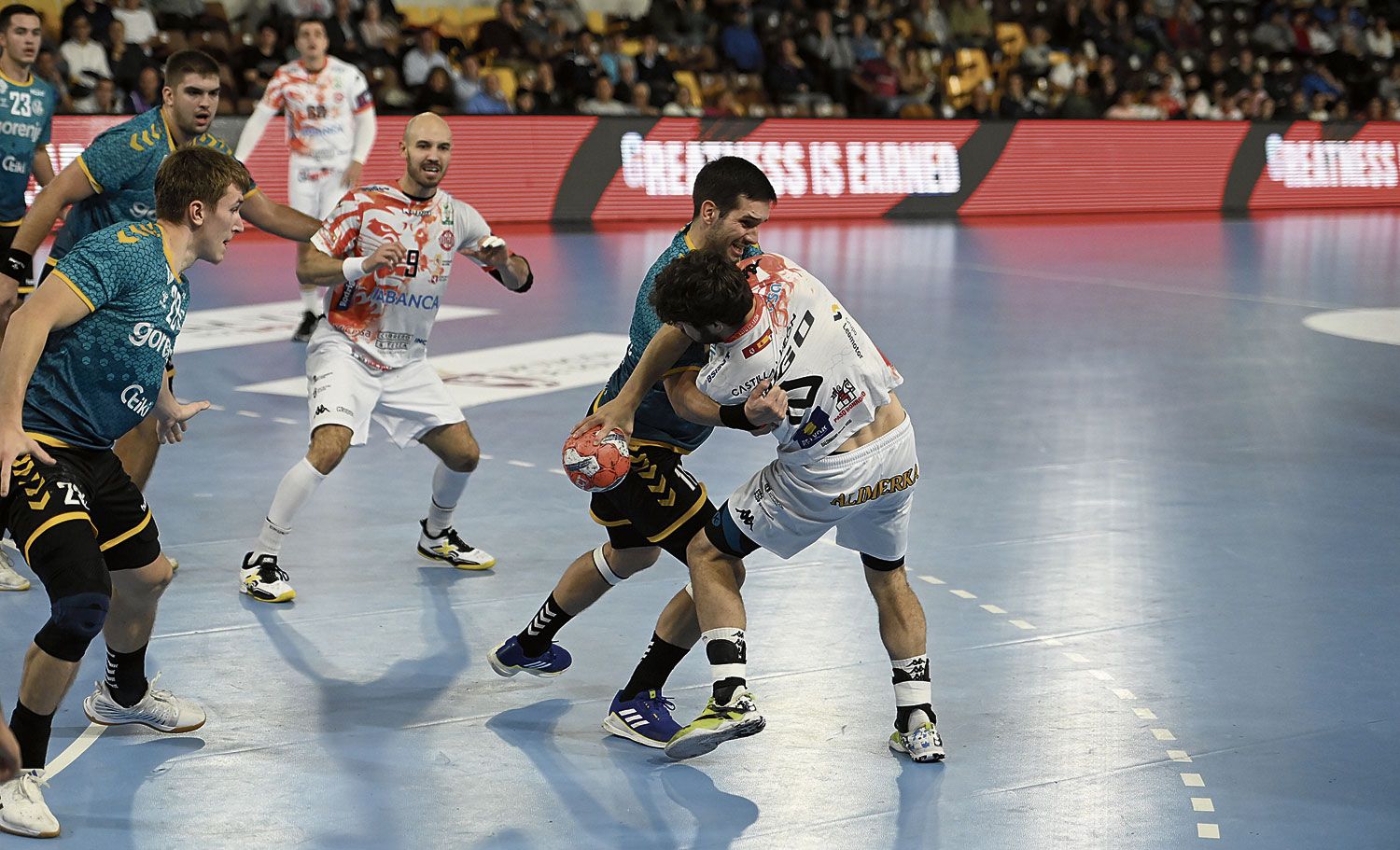 Rodrigo es agarrado por el defensor del Gorenje mientras Adrián Fernández pide el pase. | SAÚL ARÉN