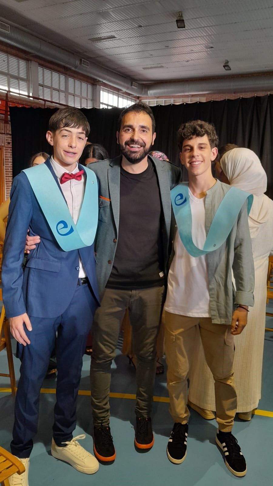 Los dos alumnos premiados, Alejandro García y Ángel San Martín, posan con el tutor del proyecto, José Luis Barreales. | LNC 