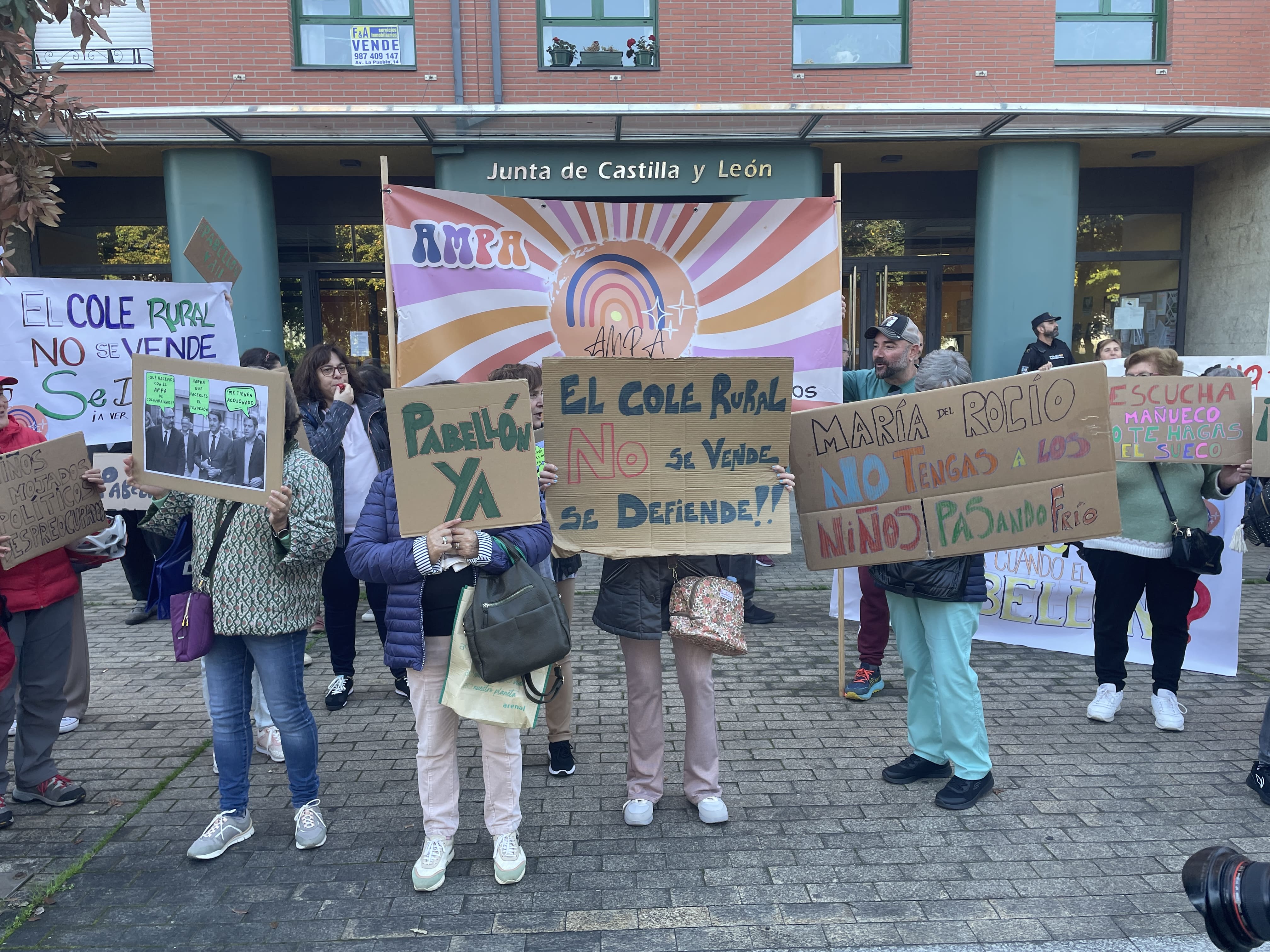 Protesta frente a la sede de la Junta de Castilla y León en Ponferrada. | JAVIER FERNÁNDEZ