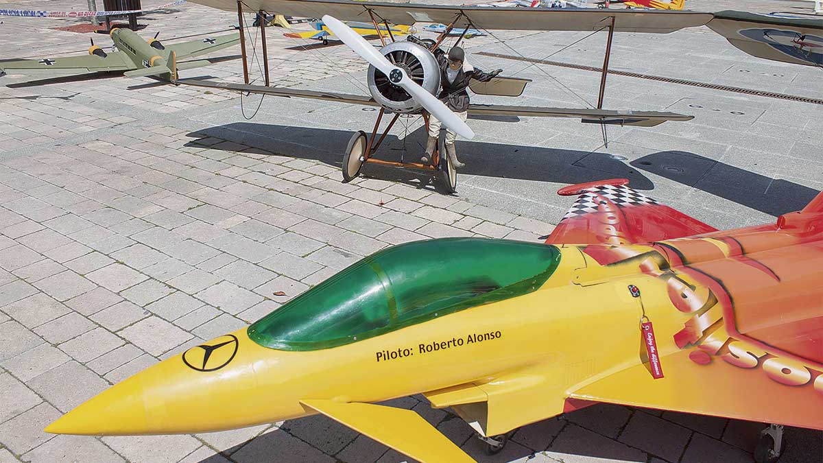 La plaza de la Madera de Santa María acogió la exhibición de maquetas. | T.G.