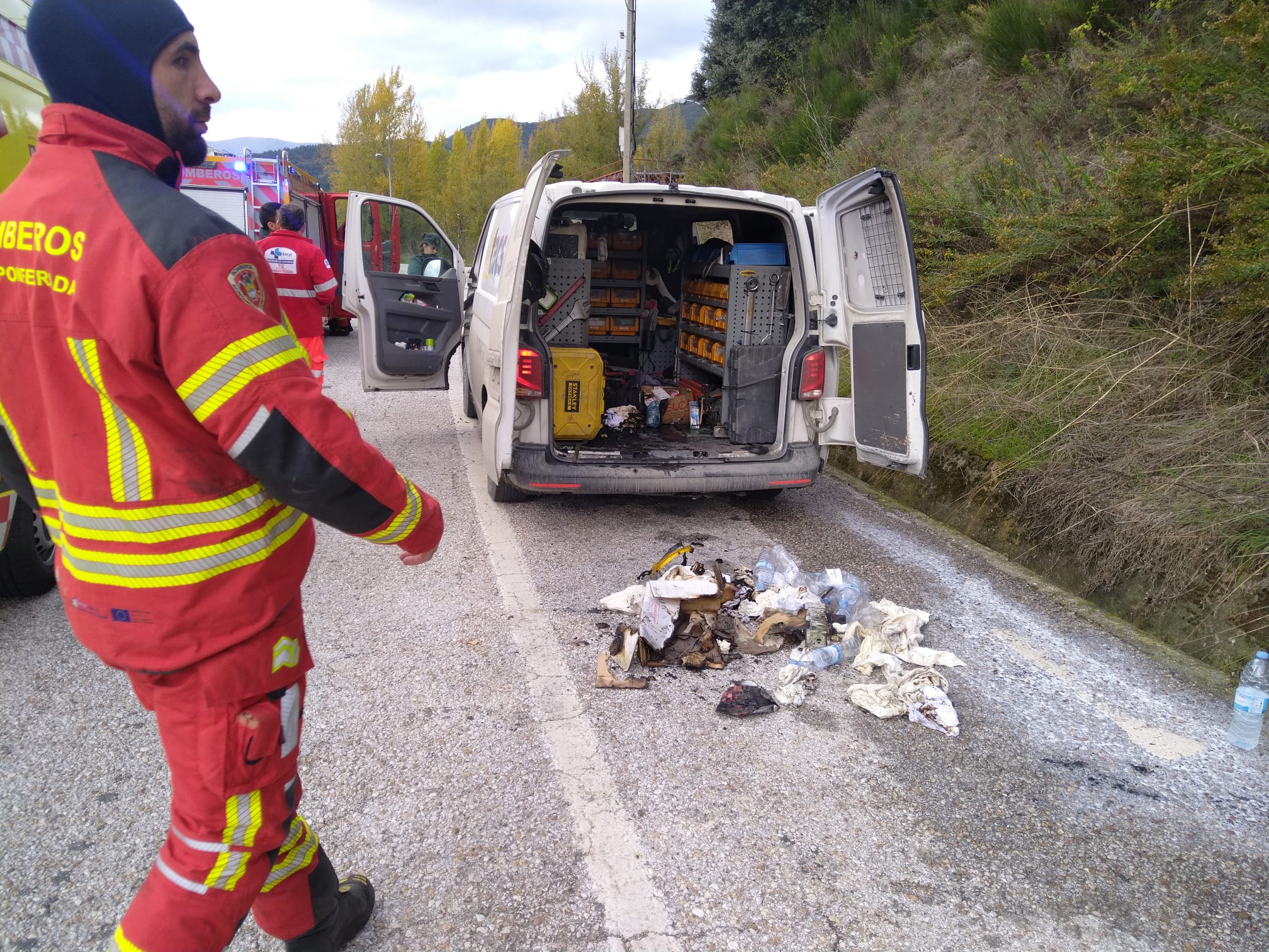 La furgoneta se incendió en los aparcamientos de la gasolinera. | BOMBEROS PONFERRADA