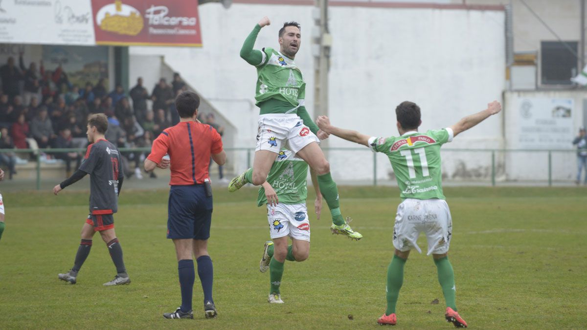 Borjas conduce un balón durante el partido ante el Celta B del pasado fin de semana. | DANIEL MARTÍN