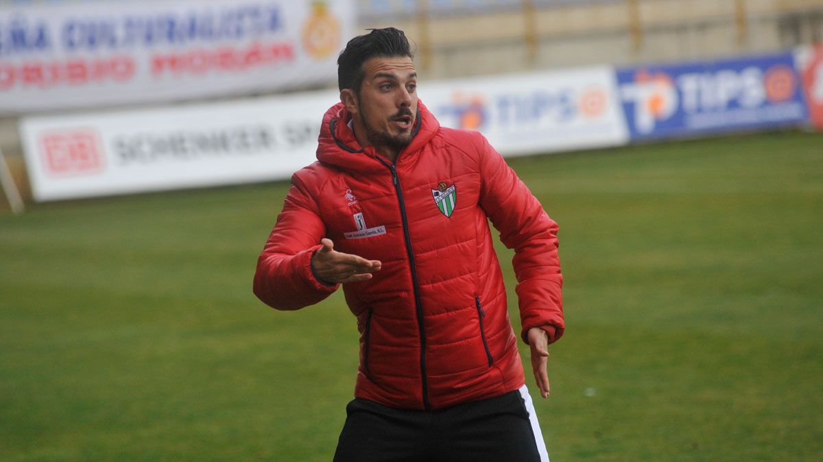 Rubén de la Barrera da instrucciones a sus jugadores en el último partido del Guijuelo en el Reino. | DANIEL MARTÍN