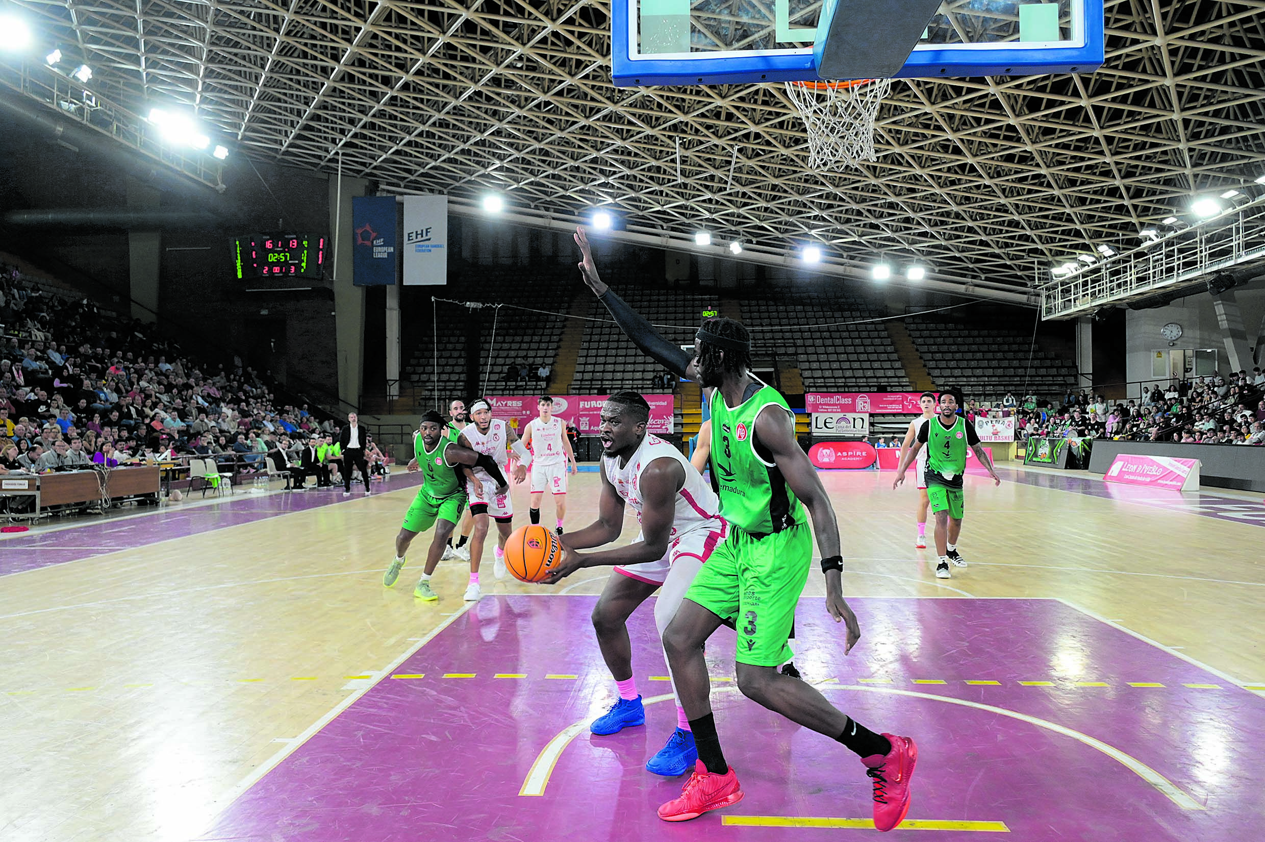 Berthold intenta anotar durante el choque ante Cáceres en León. | MAURICIO PEÑA