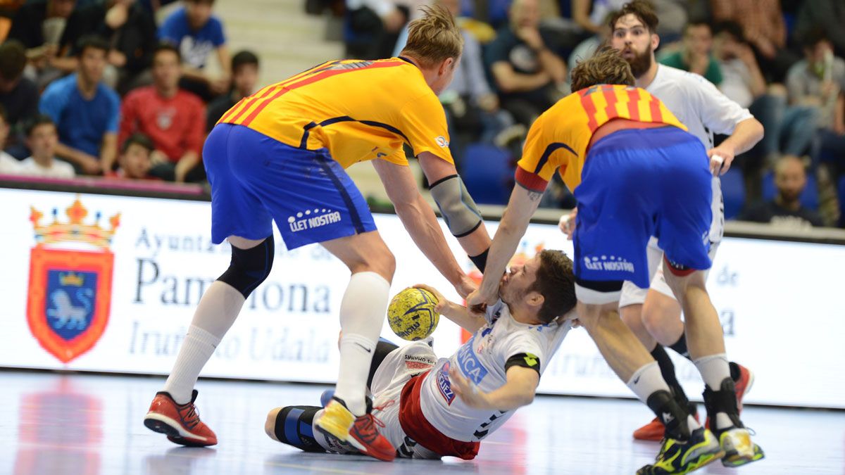Rodrigo es sujetado en el suelo por dos defensores blaugranas ante la mirada de Leo. | JAVIER QUINTANA