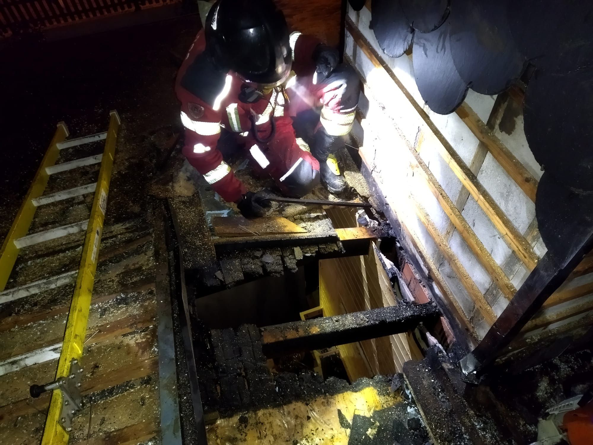  Los Bomberos intervienen en el incendio de una vivienda en Ponferrada. 