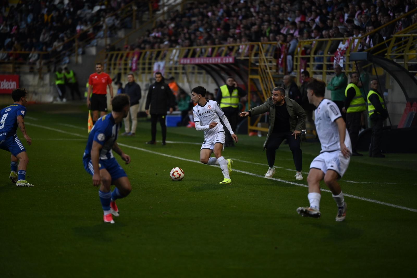 Un instante del encuentro en el que Chacón domina el esférico. 
