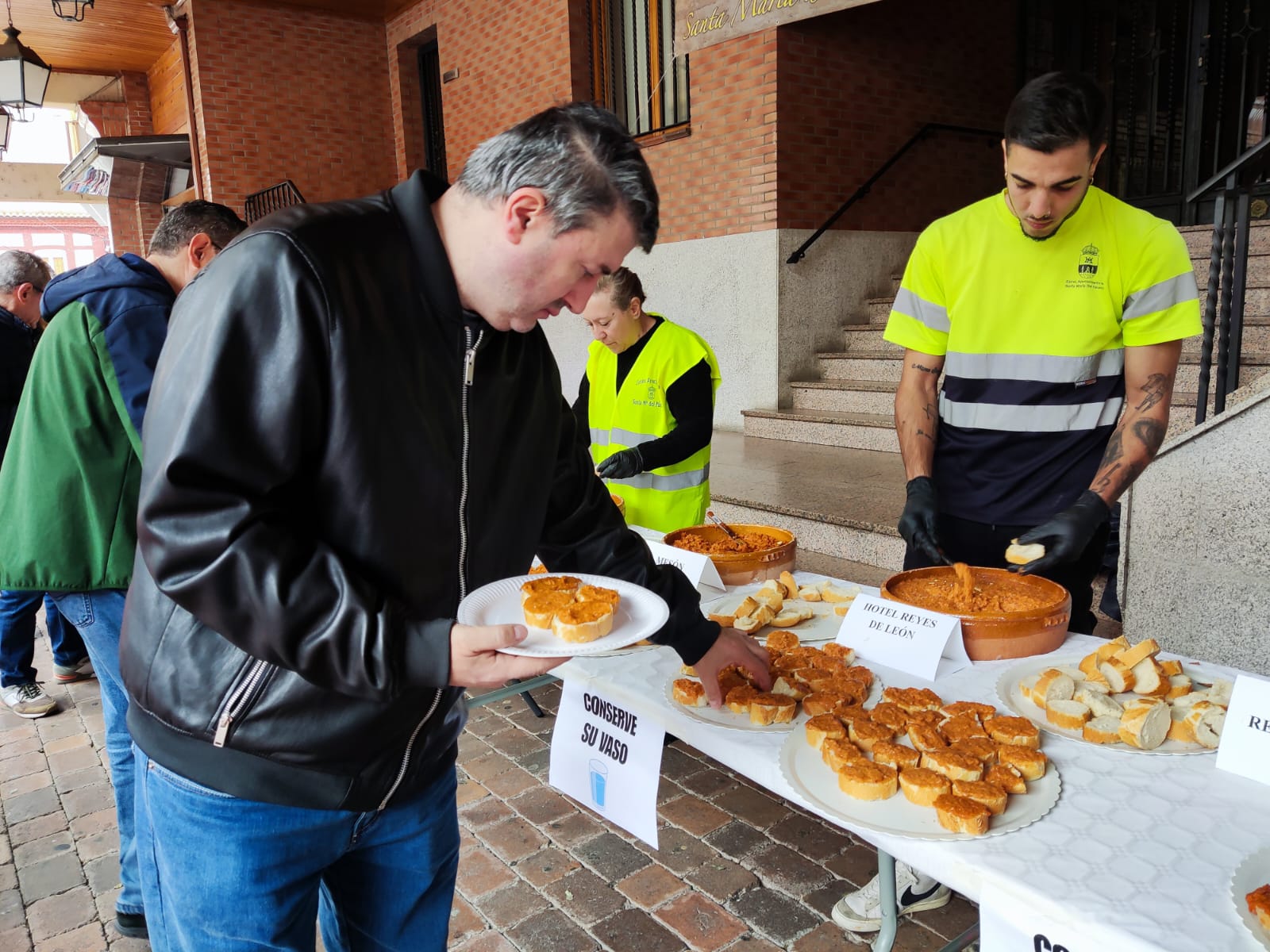Reparto de la degustación de la Tapa de Ajo de Santa María del Páramo el año pasado. | ALEJANDRO RODRÍGUEZ