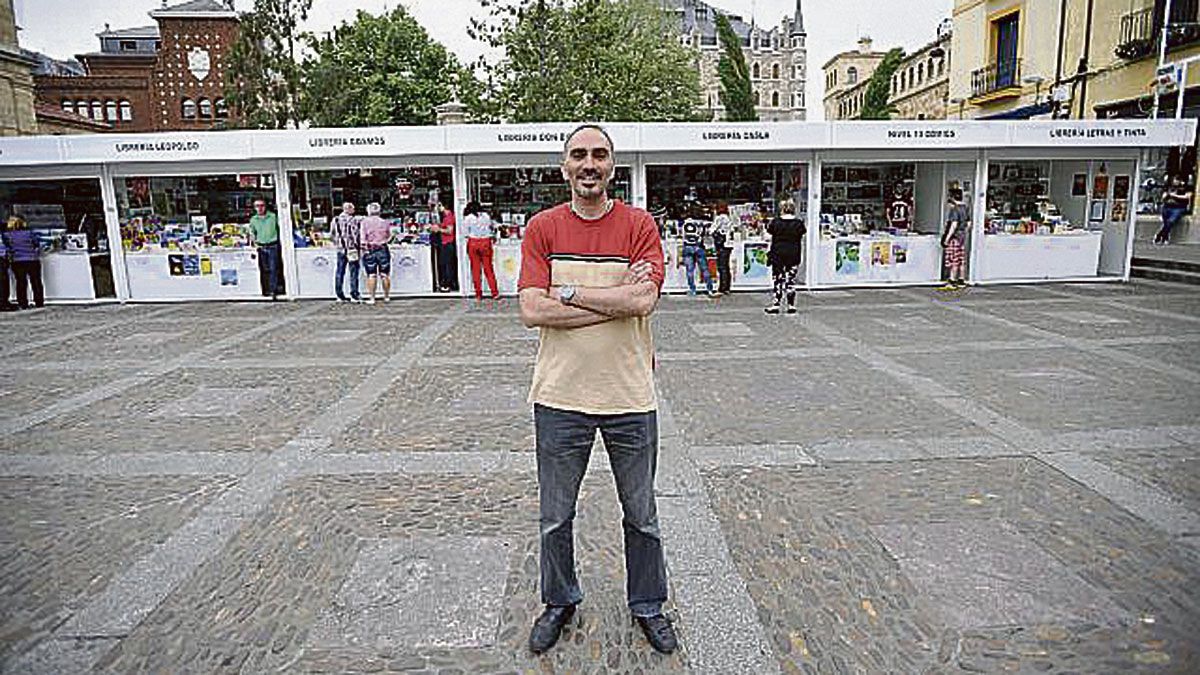 Ángel Yugueros afronta su última feria del libro con tristeza y decepción. | DANIEL MARTÍN