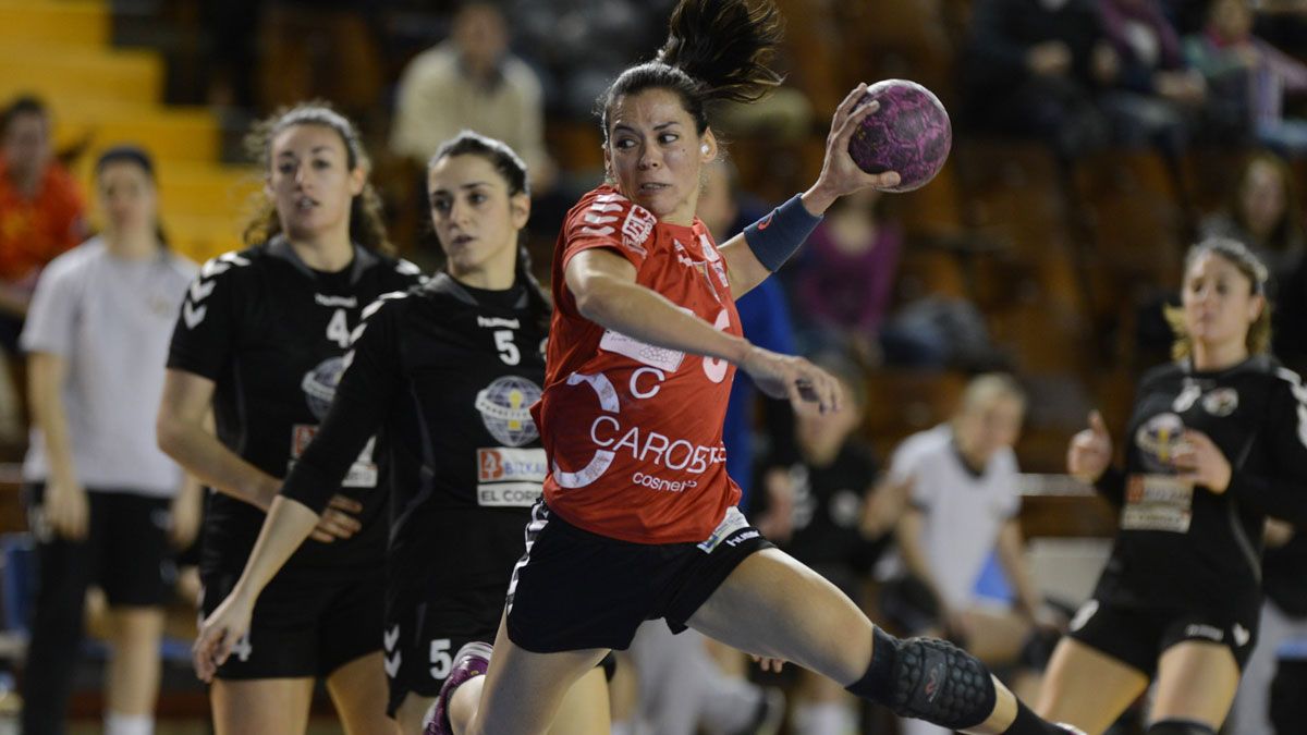 Raquel Caño se dispone a lanzar a portería en el partido ante el Zuazo en el Palacio de los Deportes. | JAVIER QUINTANA
