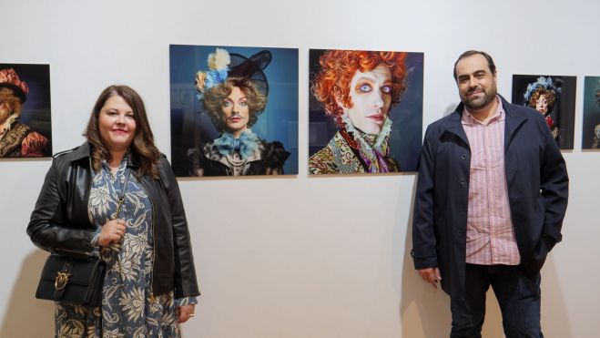 Ana Paula Osma y Raúl Ordás ante algunas de las piezas. | VICENTE GARCÍA Ana Paula Osma y Raúl Ordás ante algunas de las piezas. | VICENTE GARCÍA