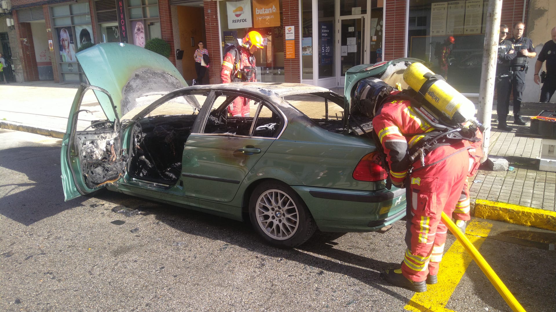 Vehículo que se incendió en la avenida de Compostilla. | BOMBEROS PONFERRADA