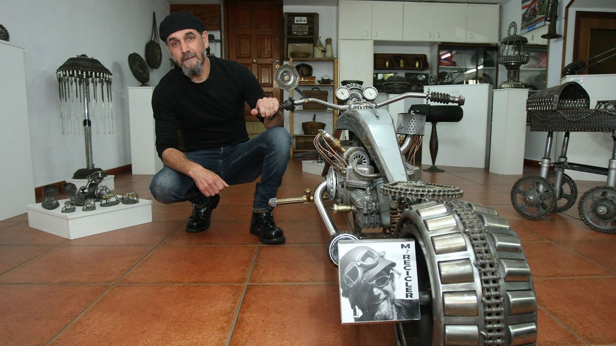 Miguel Rodríguez, junto a unas de sus creaciones de reciclaje motero. | C. SÁNCHEZ (ICAL)