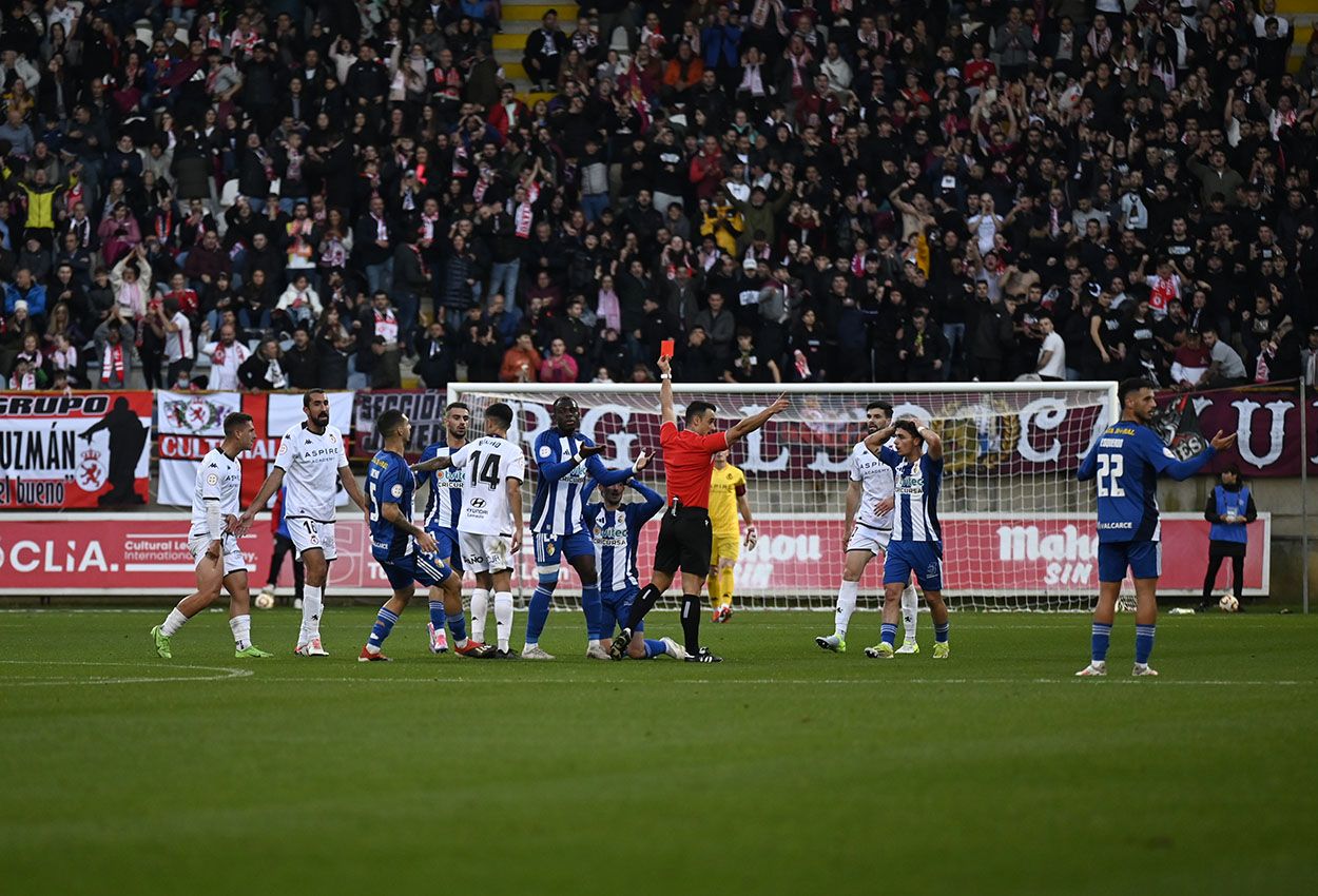 Momento en el que el árbitro expulsa a Mula en el derbi entre la Cultural y la Ponferradina | SAÚL ARÉN