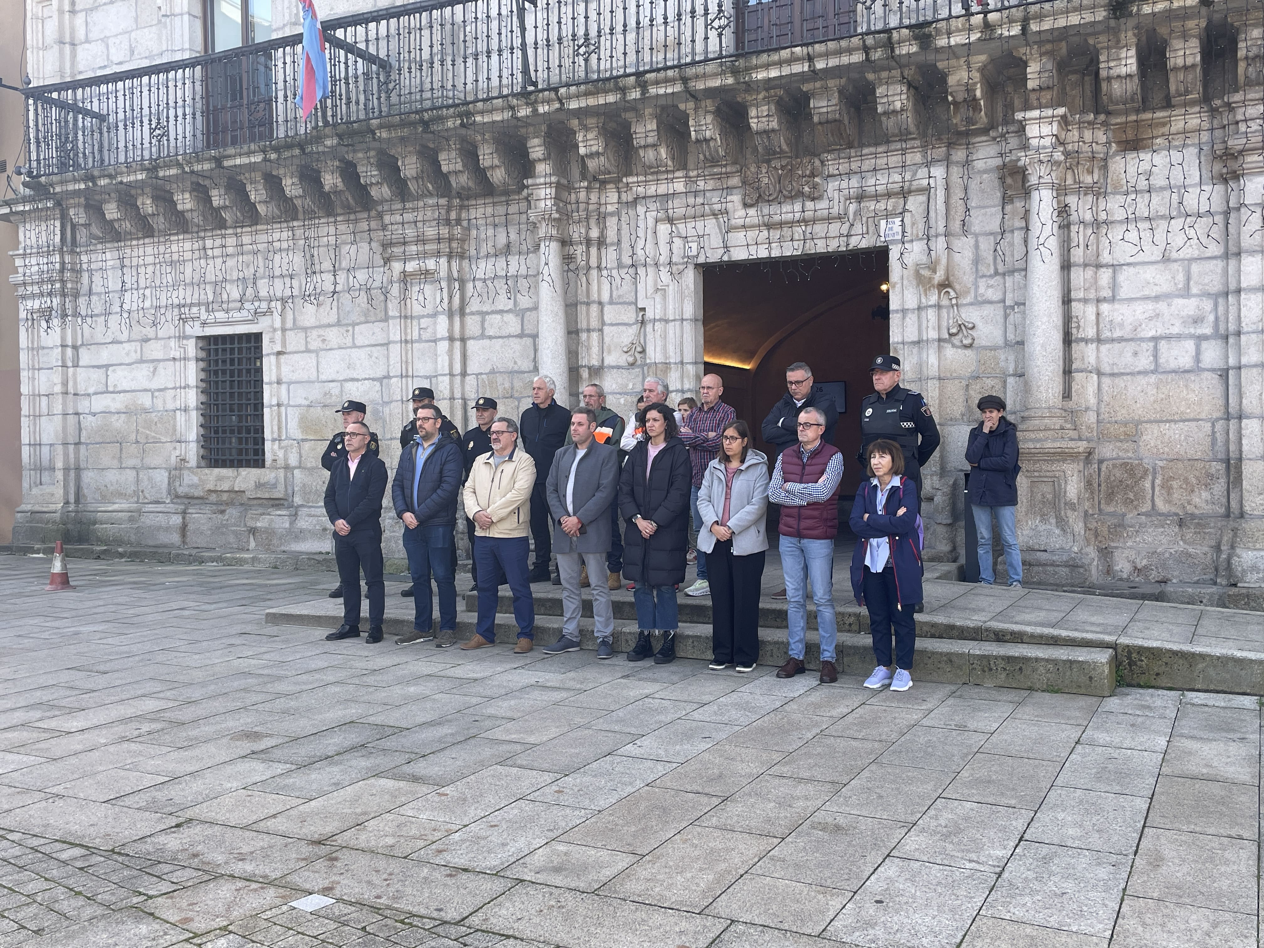 Minuto de silencio en la entrada del Ayuntamiento de Ponferrada. | JAVIER FERNÁNDEZ