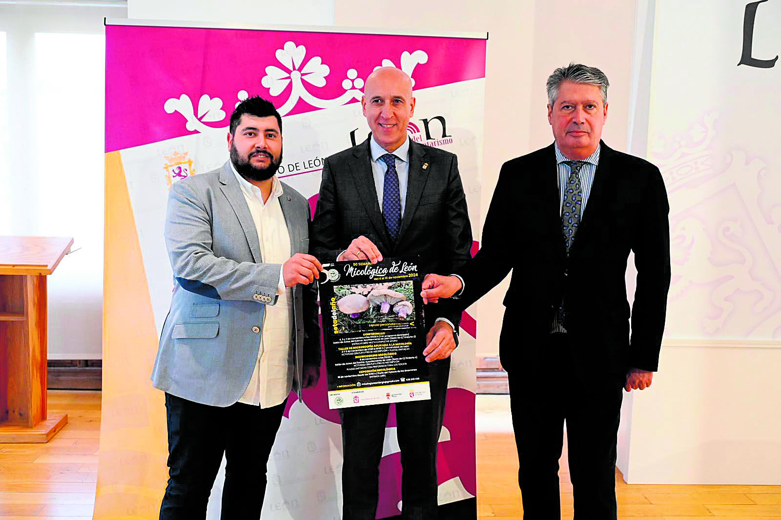 José María Escapa, José Antonio Diez y Luis Miguel García Copete, con el cartel. | SAÚL ARÉN