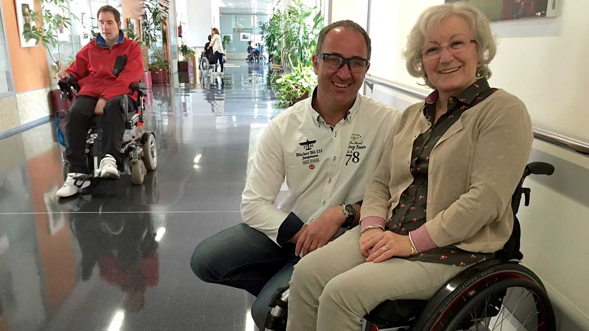 Vicente Cordier, presidente de la Fundación Cielos de León, y Elisabeth Hailmayer, presidenta de la Fundación Sillas Voladoras, posan en los pasillos del CRE de San Andrés del Rabanedo (León). | ICAL