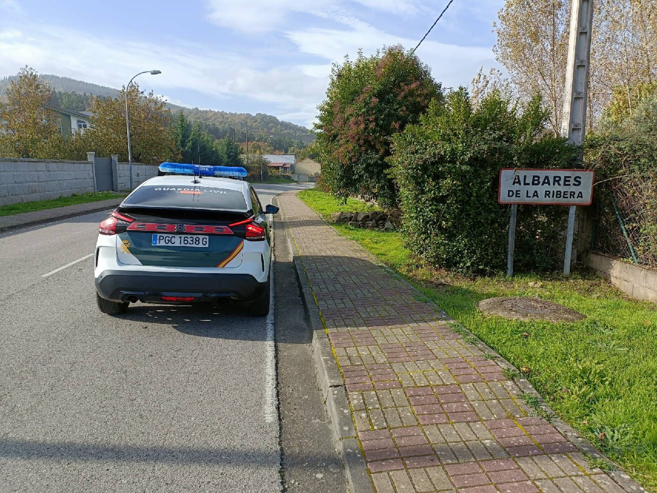 Entrada de la localidad berciana de Albares de la Ribera. | GUARDIA CIVIL