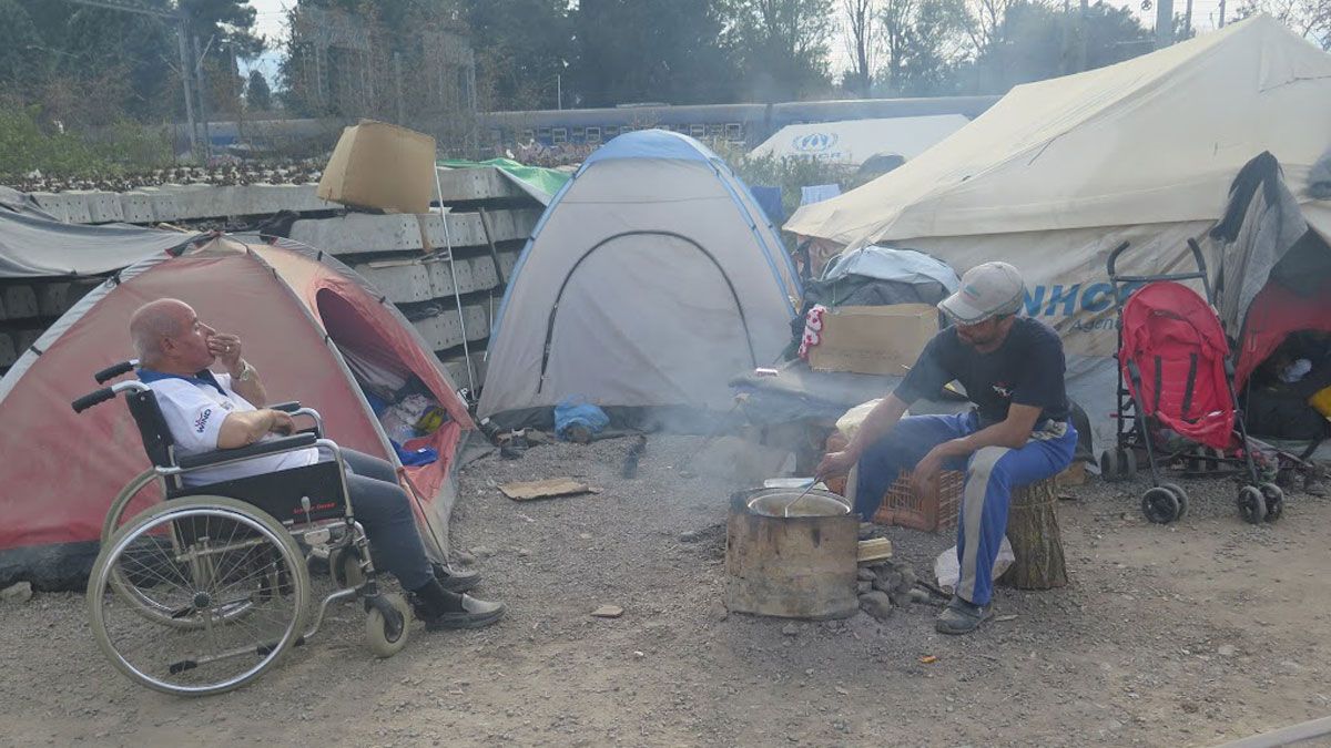 Dos refugiados en el campo de Idomeni, Grecia. | RICARDO VALDERRAMA