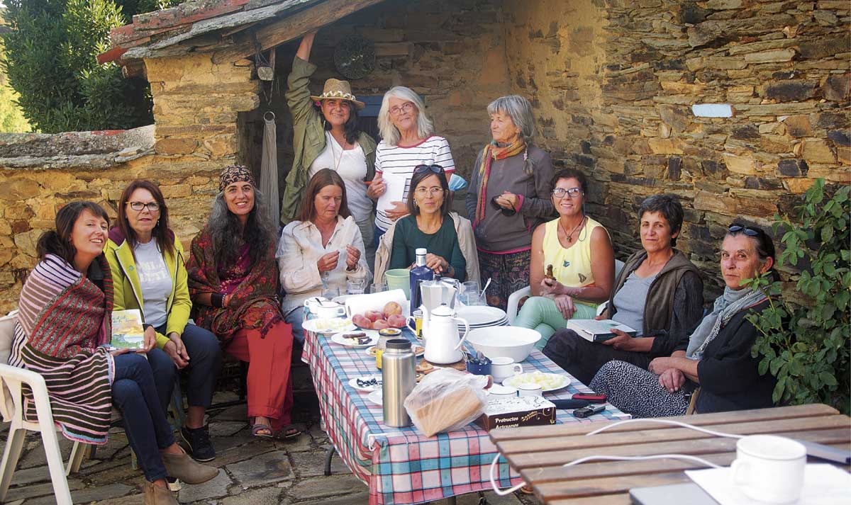 Filandón de Robinsonas o reunión de participantes en el libro de Gema Villa y Pilo Gallizo, sobre sus diversas formas de entender el mundo. | PILO GALLIZO