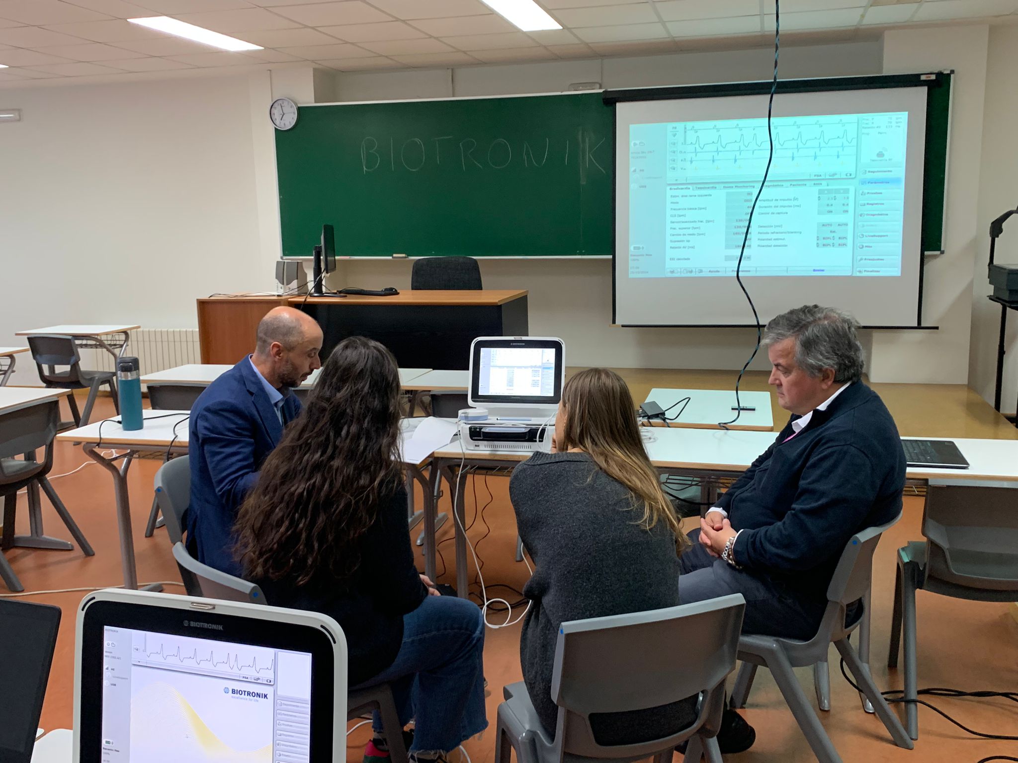 Técnicos de Biotronik en la revisión de un dispositivo.