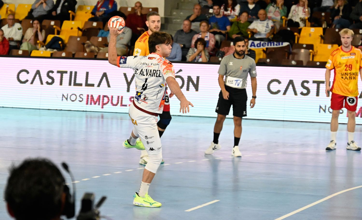 Carlos Álvarez lanza un penalti ante el GOG. | SAÚL ARÉN