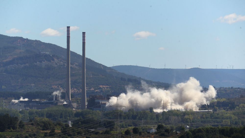 Momento del derribo de las torres de la central térmica de Compostilla II, aun quedan en pie las que Bierzo Ya pide preservar. | César Sánchez (Ical)