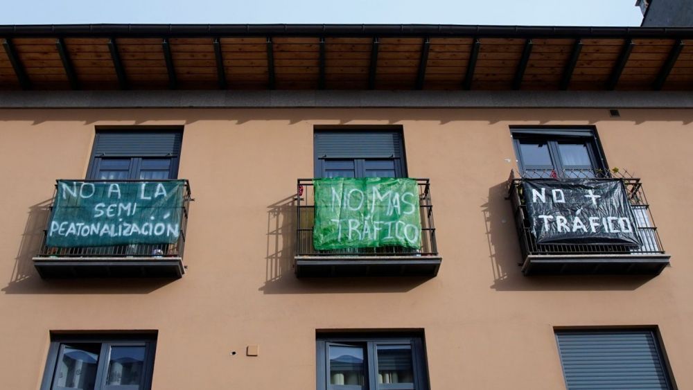 Pancartas de los vecinos del barrio de San Andrés contra la semipeatonalización. | César Sánchez (Ical)