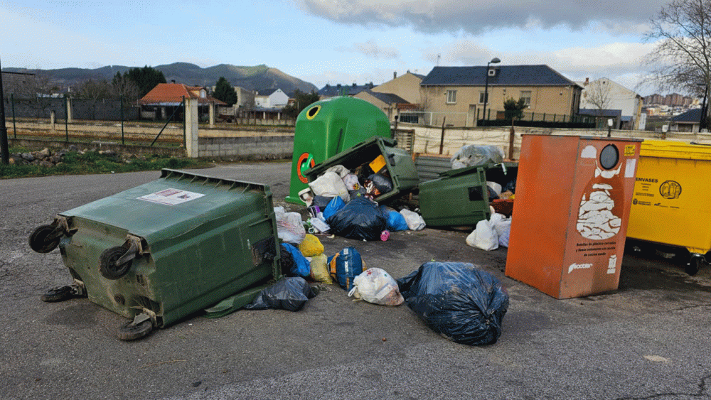Contenedores repletos de basura en Ponferrada.
