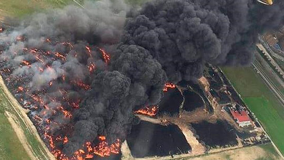 Imagen aérea del incendio en el vertedero ilegal de Seseña. Imagen aérea del incendio en el vertedero ilegal de Seseña.