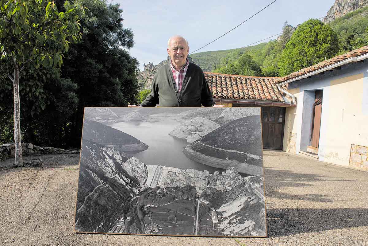 Entre los recuerdos de Eutiquiano Familiar, Tiqui, no podía faltar una gran foto del Pantano de Luna, en el que trabajó desde los 14 años. MAURICIO PEÑA