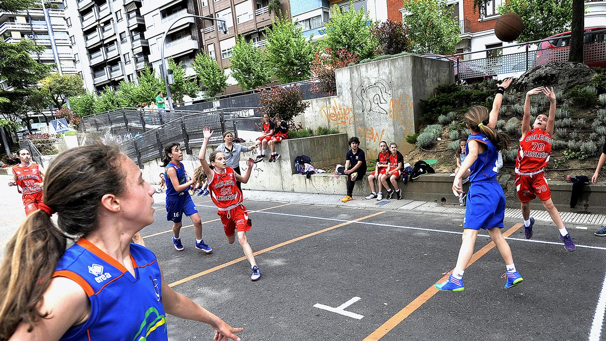 Uno de los partidos de minibasket que se celebraron en las improvisadas canchas de Papalaguinda. | REPORTAJE GRÁFICO: DANIEL MARTIN