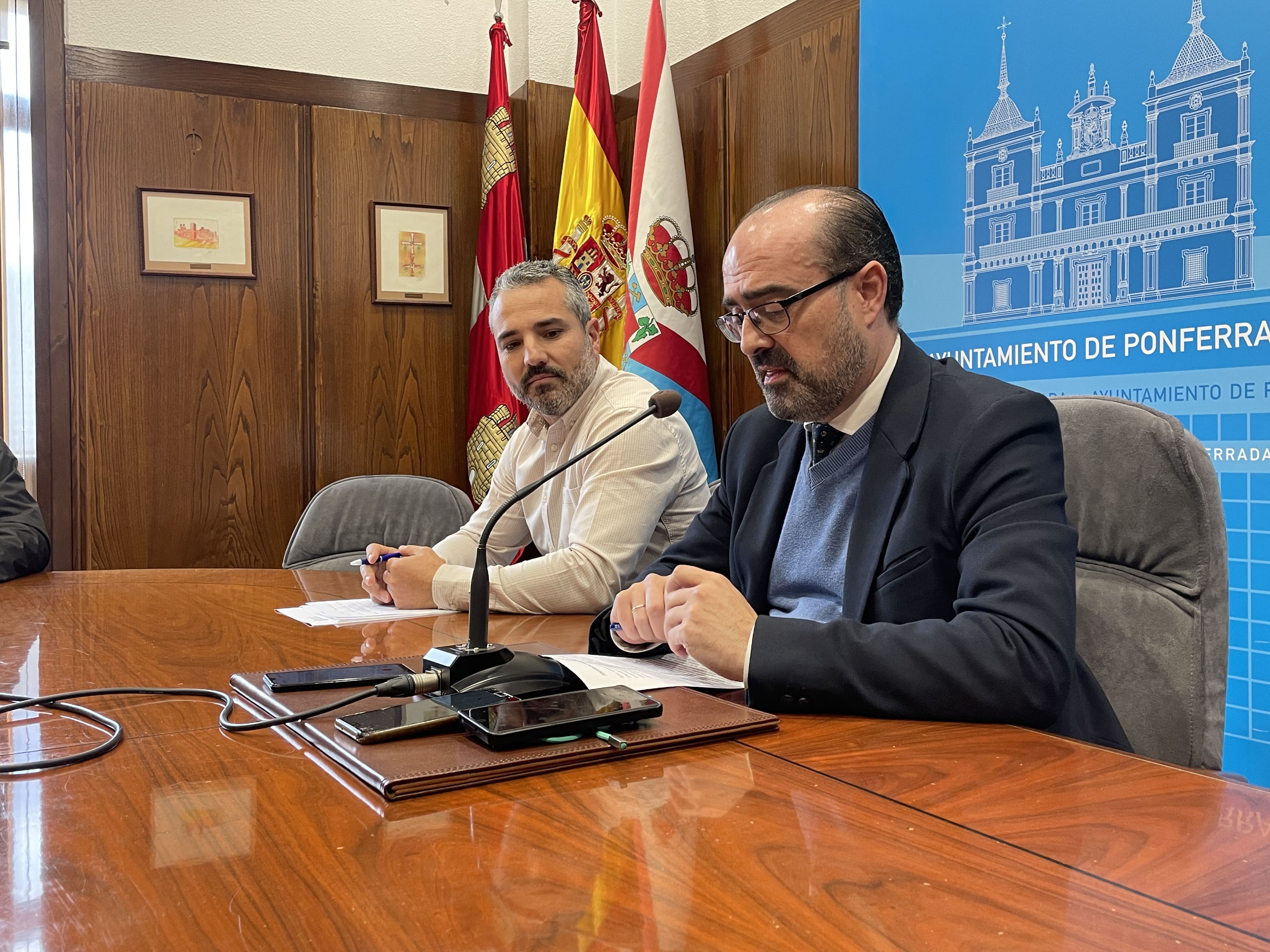 El concejal de Comercio, David Pacios (i), y el alcalde de Ponferrada, Marco Morala (d). | JAVIER FERNÁNDEZ