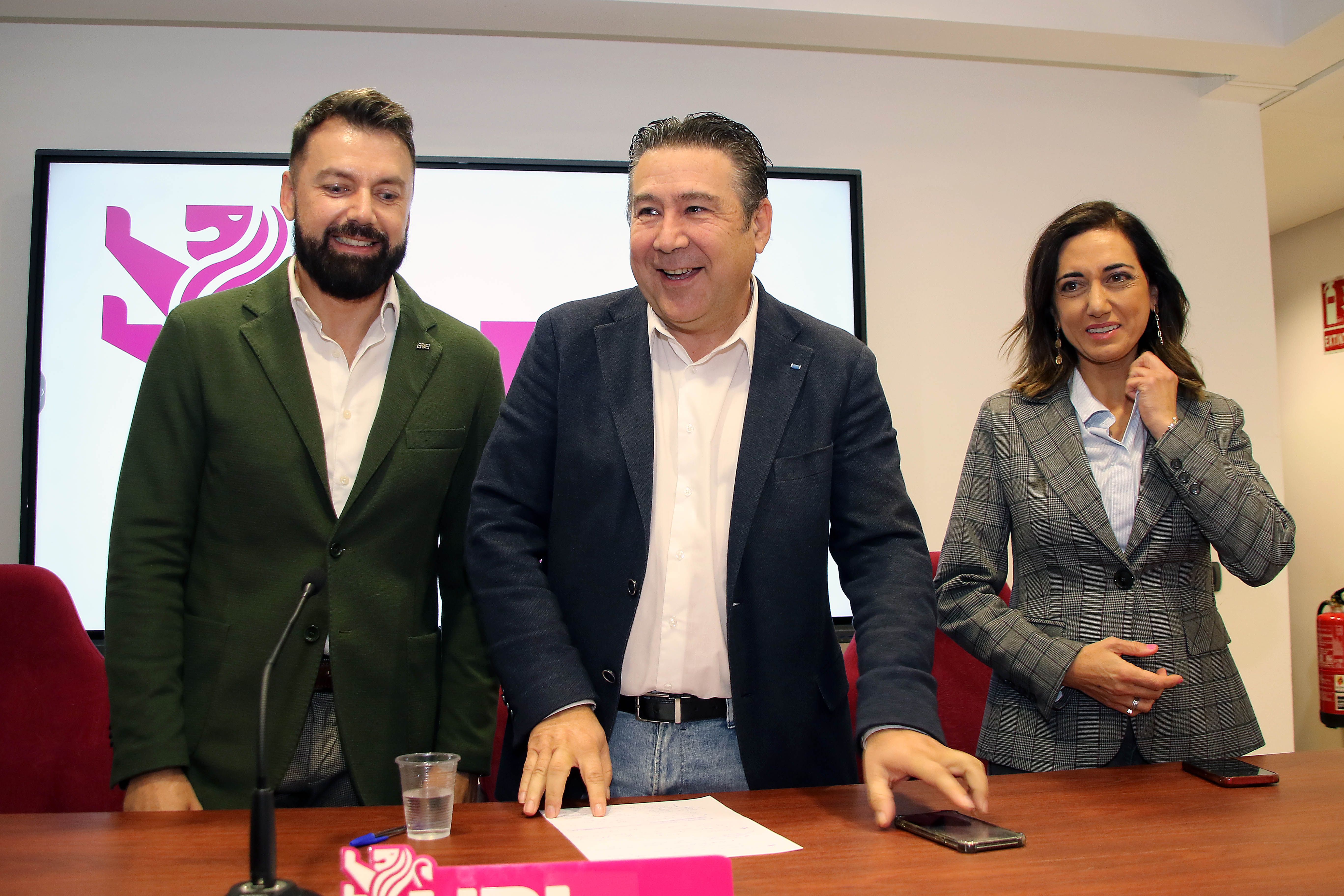Luis Mariano Santos, junto a los procuradores Alicia Gallego y José Ramón García. | PEIO GARCÍA (ICAL)
