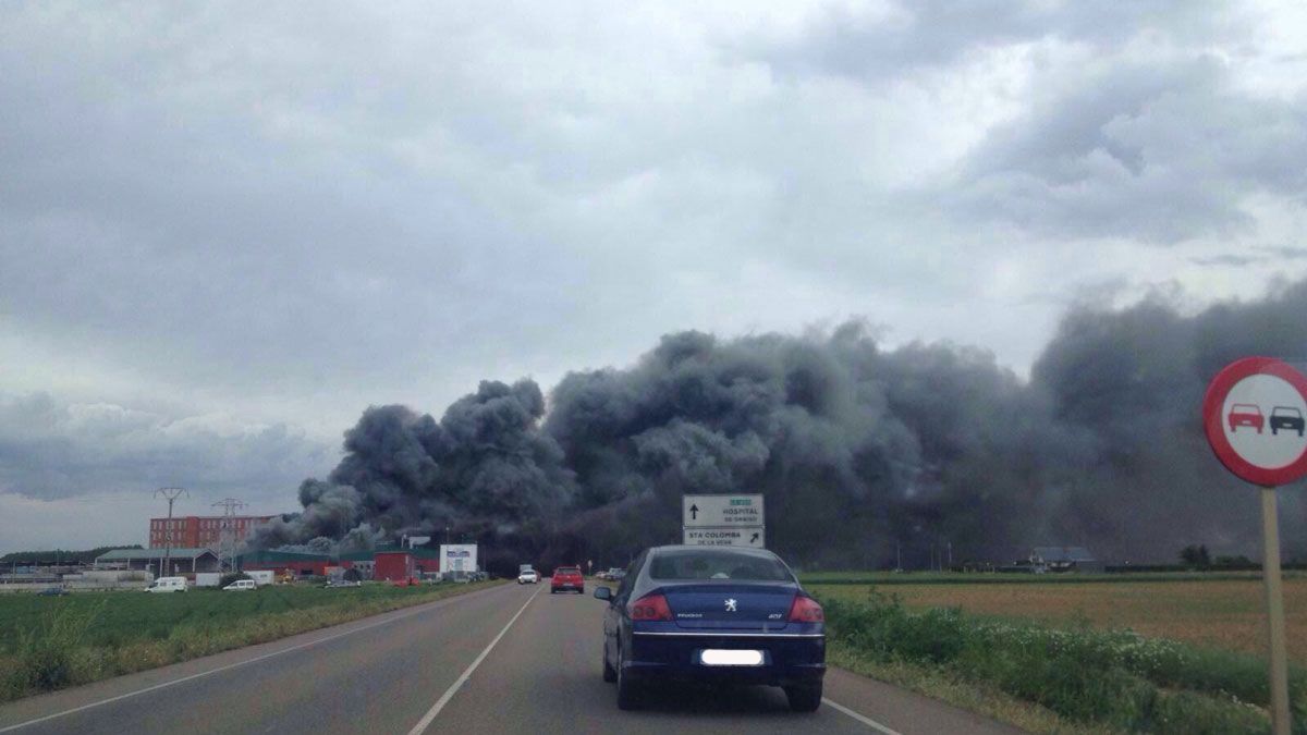 El incendio es visible desde varios kilómetros. | P.A.