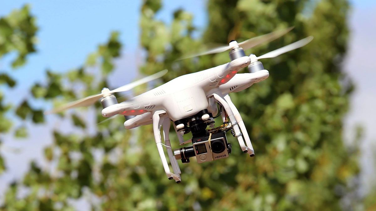 Montando un dron para lanzarlo a tomar imágenes desde el espacio.