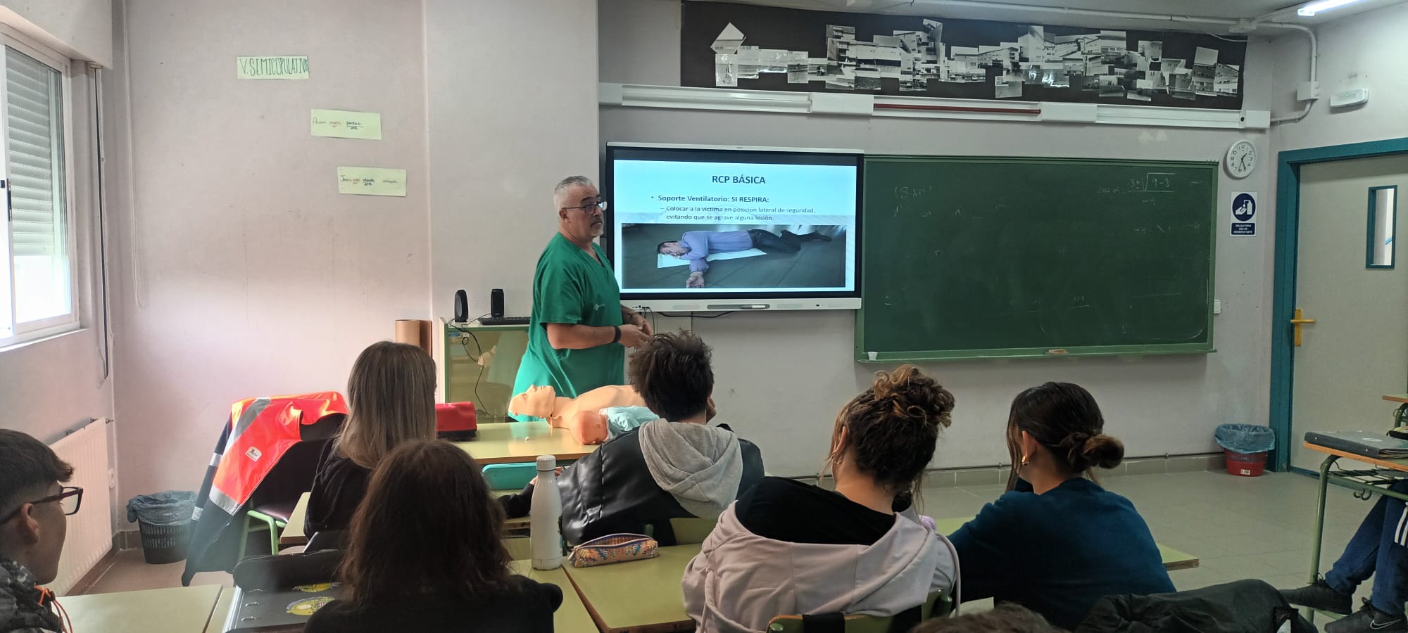 Clase teórica del taller de primeros auxilios en Toreno.