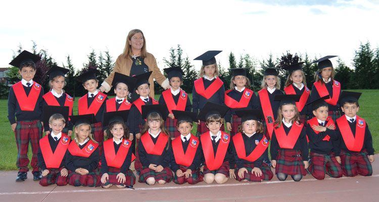 Alumnos de Infantil de Peñacorada ya graduados para iniciar Primaria en septiembre. | L.N.C.