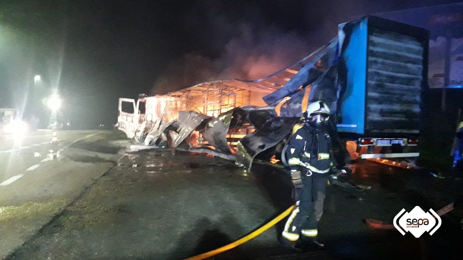 Arde un camión en el puerto de Pajares. | 1-1-2 ASTURIAS