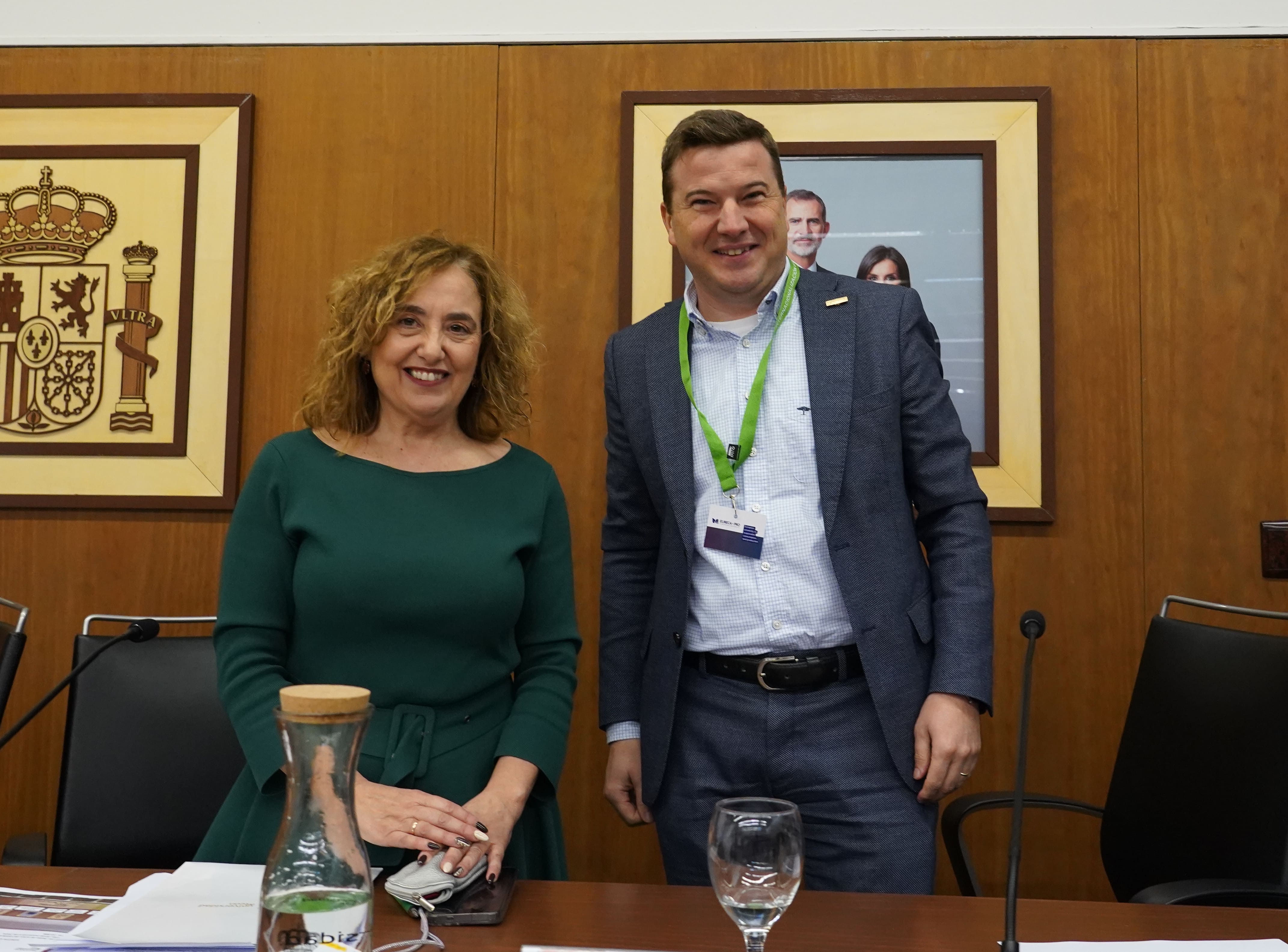 La vicerrectora del Campus del Bierzo, Pilar Marqués, junto al rector de la Universidad de Hasselt, Bernard Vanheusden. | César Sánchez (Ical)