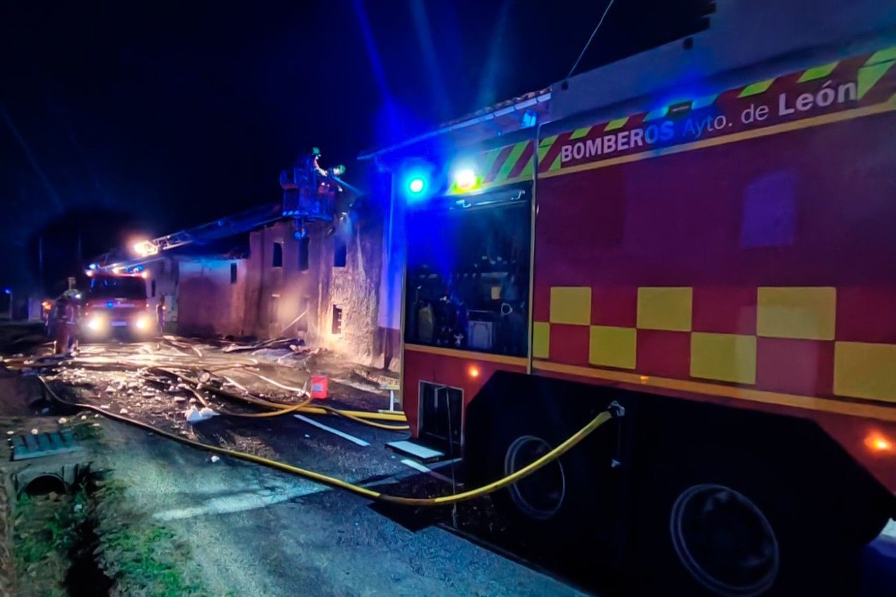 Los bomberos tuvieron que desplazarse hasta Ardón. | BOMBEROS DE LEÓN
