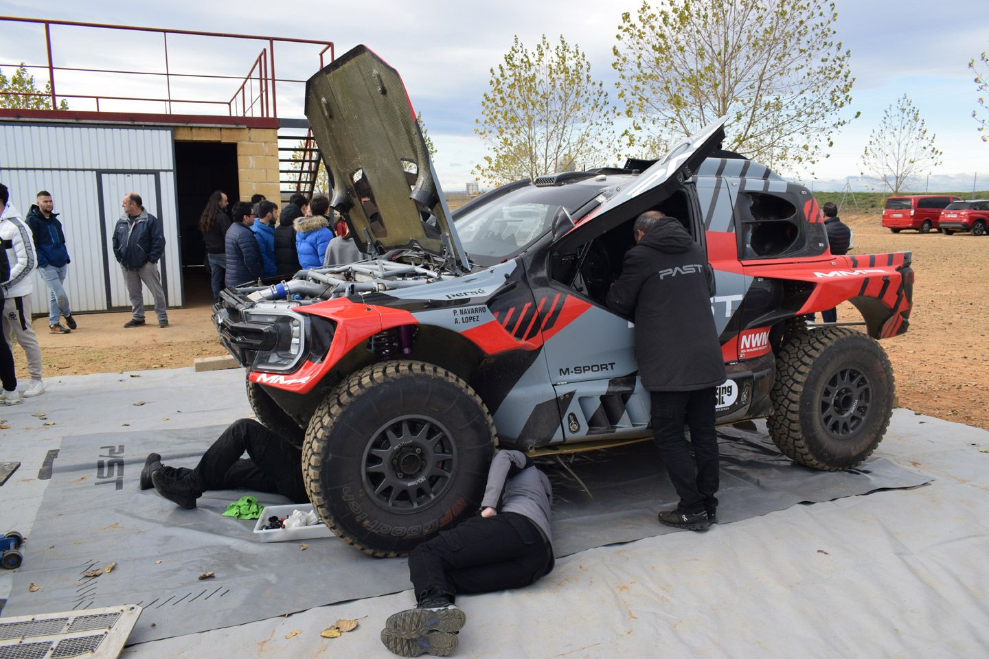 Mecánicos del equipo Past Racing poniendo a punto el prototipo. | ALEJANDRO RODRÍGUEZ Mecánicos del equipo Past Racing poniendo a punto el prototipo. | ALEJANDRO RODRÍGUEZ