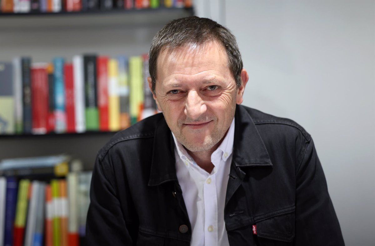 El escritor Ignacio Martínez de Pisón. | ISABEL INFANTES (EUROPA PRESS)
